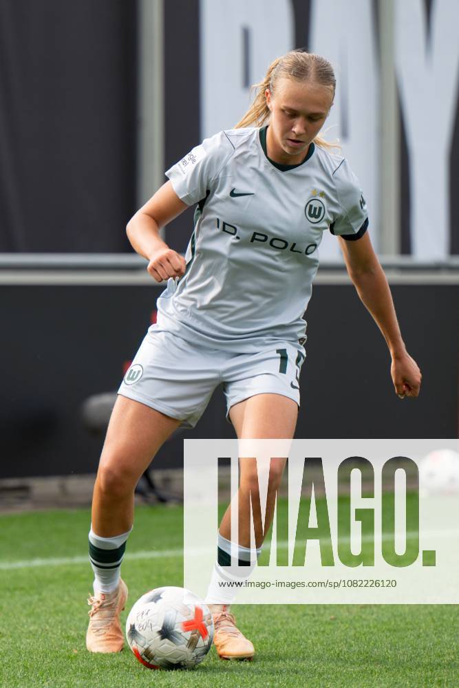 Weronika Arasniewicz 15 VfL Wolfsburg Women in Action, Bayer 04 Leverkusen Women vs. VfL Wolfsburg Women, Soccer, Google Pixel Women’s Bundesliga, Matchday 3, 2026–2027, August 30, 2026 DFB regulations prohibit any use of photographs as image sequences and or quasi-video Leverkusen, North Rhine-Westphalia, Germany