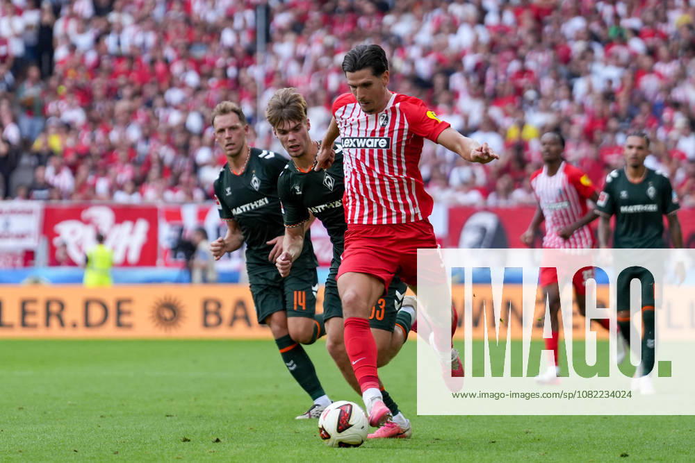 Mick Schmetgen of SV Werder Bremen, 33, in a tackle with Igor Matanovic of SC Freiburg, 31, Germany, soccer, Bundesliga 1, Matchday 1, 2026–2027, SC Freiburg vs. SV Werder Bremen, August 30, 2026, Europa-Park Stadium, Freiburg, Baden-Württemberg, Germany