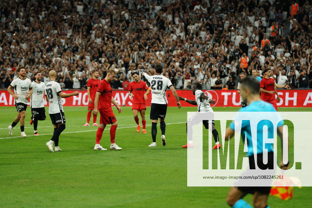Dusan Vlahovic (C) of Besiktas celebrates with his teammates after scoring his team s second goal during the Turkish Super League 2026 27 match between Besiktas vs Corum at Besiktas Park in Istanbul, Turkey, on August 31, 2026. Besiktas Turkey - ZUMAu194 20260831_zip_u194_011