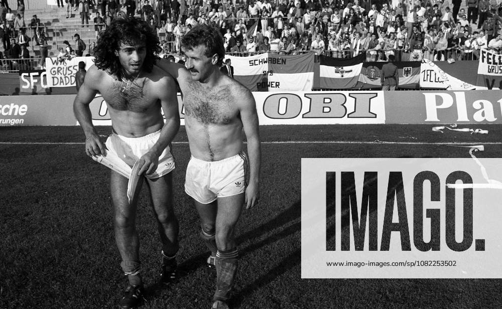 05 10 88 FC Tatabanya VfB Stuttgart Hungary, Tatabanya, 05 10 1988, Soccer, UEFA Cup, Season 1988 1989, FC Tatabanya VfB Stuttgart 2 1 v l Maurizio Gaudino, Fritz Walter both VfB Stuttgart