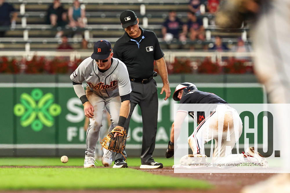 August 31st, 2026: Minnesota Twins right fielder Luke Keaschall (15) successfully steals second base after a fielding error by Detroit Tigers shortstop Kevin McGonigle (7) in the fifth inningduring a MLB, Baseball Herren, USA Baseball game between the Detroit Tigers and the Minnesota Twins at Target Field in Minneapolis, Minnesota. CSM Minneapolis USA - ZUMAc04_ 20260831_zma_c04_040