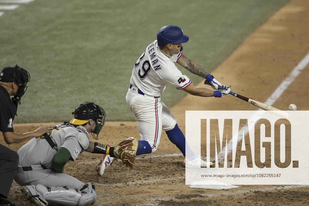 Texas Rangers third baseman CODY FREEMAN (39) hits an RBI single against the Athletics at Globe Life Field. Rangers win 8-1. Arlington USA - ZUMAf180 20260831_zsp_f180_014