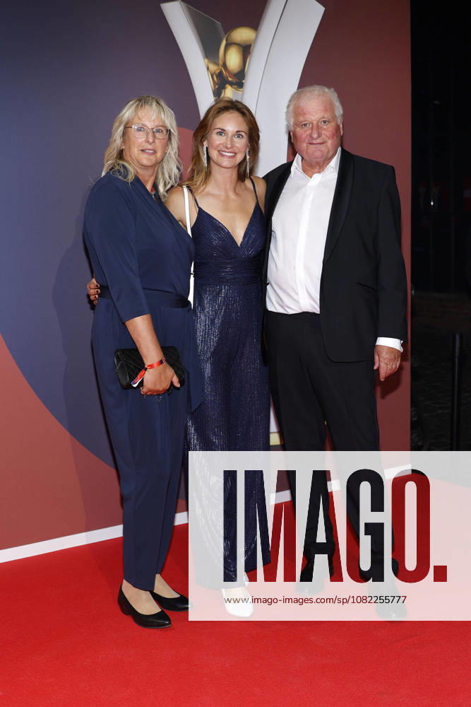 Julia Taubitz, her mother Simone Taubitz, and her father Thomas Taubitz at the Sport Bild Award ceremony on August 31, 2026, in Hamburg Julia Taubitz, her mother Simone Taubitz, and her father Thomas Taubitz attended the Sport Bild Award ceremony on August 31, 2026 in Hamburg, Germany. Sport Bild Award 2026 in Hamburg Sport Bild Award 2026 in Hamburg