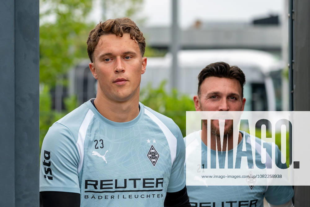 Jan Olchowsky of Borussia Mönchengladbach, 23, and Tobias Sippel of Borussia Mönchengladbach, 21, take the field. Open practice: Borussia Mönchengladbach, soccer, Bundesliga, 2026–2027 season, September 1, 2026, Borussia Mönchengladbach open practice, soccer, Bundesliga, 2026–2027 season, September 1, 2026, Mönchengladbach