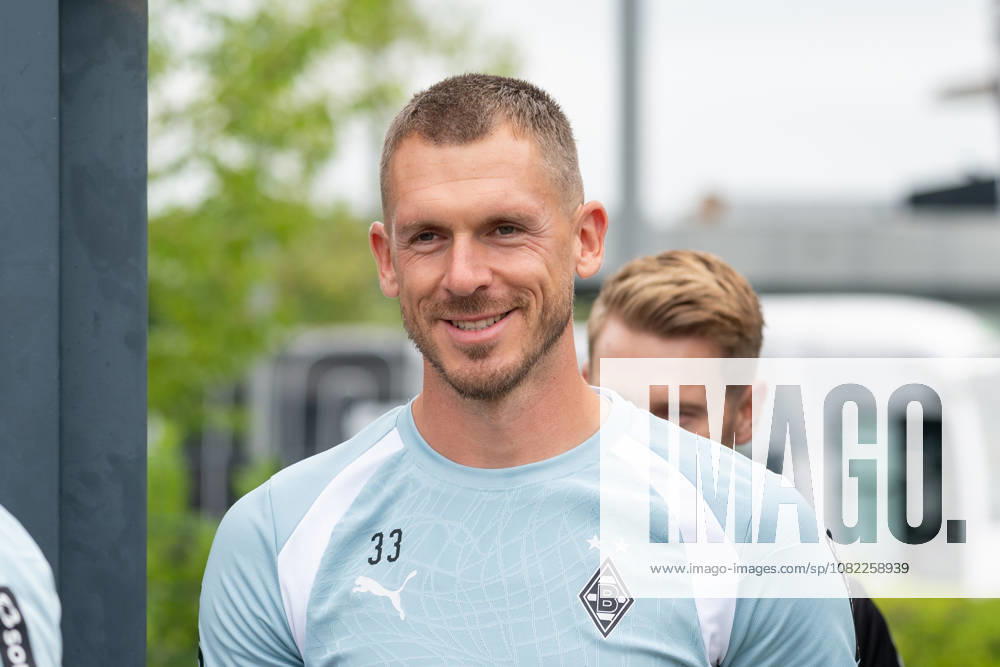 A cheerful Daniel Batz (Borussia Mönchengladbach, No. 33) takes the field. Borussia Mönchengladbach open practice, soccer, Bundesliga, 2026–2027 season, September 1, 2026: Borussia Mönchengladbach public training session, soccer, Bundesliga, 2026–2027 season, September 1, 2026, Mönchengladbach