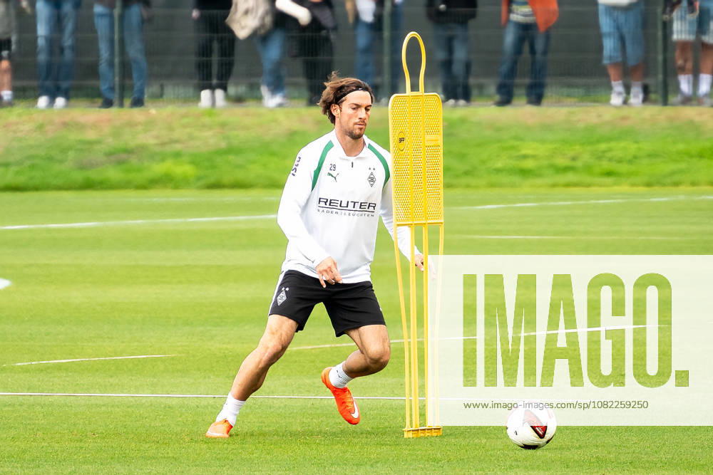 Joe Scally, Borussia Mönchengladbach, 29, during passing drills; Borussia Mönchengladbach Open Practice, Soccer, Bundesliga, 2026–2027 Season, September 1, 2026, Borussia Mönchengladbach public training session, soccer, Bundesliga, 2026–2027 season, September 1, 2026, Mönchengladbach