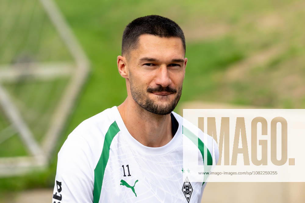 A cheerful Tim Kleindienst of Borussia Mönchengladbach, No. 11, leaves the training field. Borussia Mönchengladbach Open Practice, Soccer, Bundesliga, 2026–2027 Season, September 1, 2026, Borussia Mönchengladbach open training session, soccer, Bundesliga, 2026–2027 season, September 1, 2026, Mönchengladbach