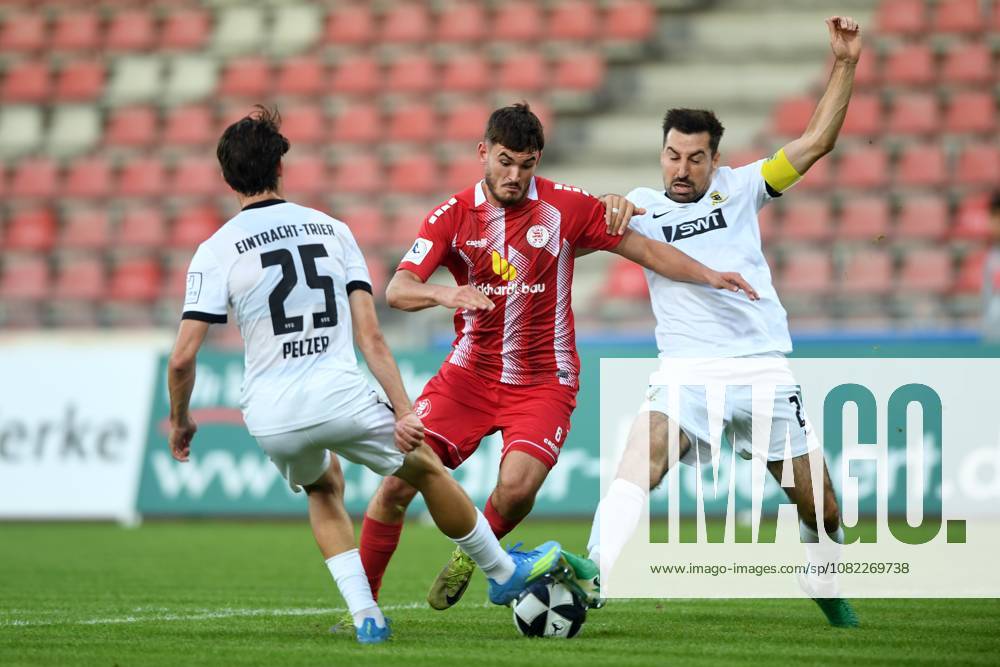 Battle for the ball between Gianluca Pelzer (SV Eintracht Trier 25), Aaron Liesche Prieto (KSV Hessen Kassel 6), and Christopher Spang (SV Eintracht Trier 29 L R), GER, KSV Hessen Kassel vs. SV Eintracht Trier, soccer, Regionalliga Southwest, 2026–2027 season, Matchday 3, September 1, 2026, GER, Soccer, Regionalliga Southwest, KSV Hessen Kassel vs. SV Eintracht Trier, September 1, 2026, Kassel