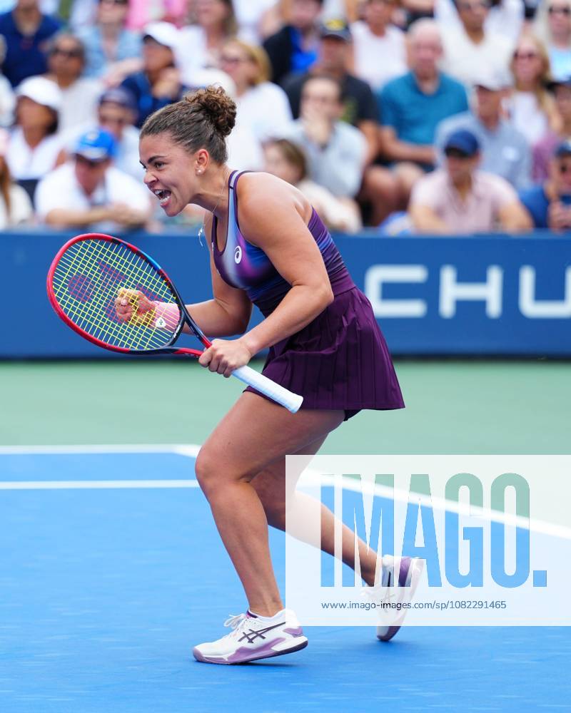 Jasmine Paolini celebrates winning the first set against Lucrezia Stefanini 2026 US Open, Day Four, USTA Billie Jean King National Tennis Center, New York, USA - 02 Sep 2026New York USTA Billie Jean King National T New York (NY) United States of America