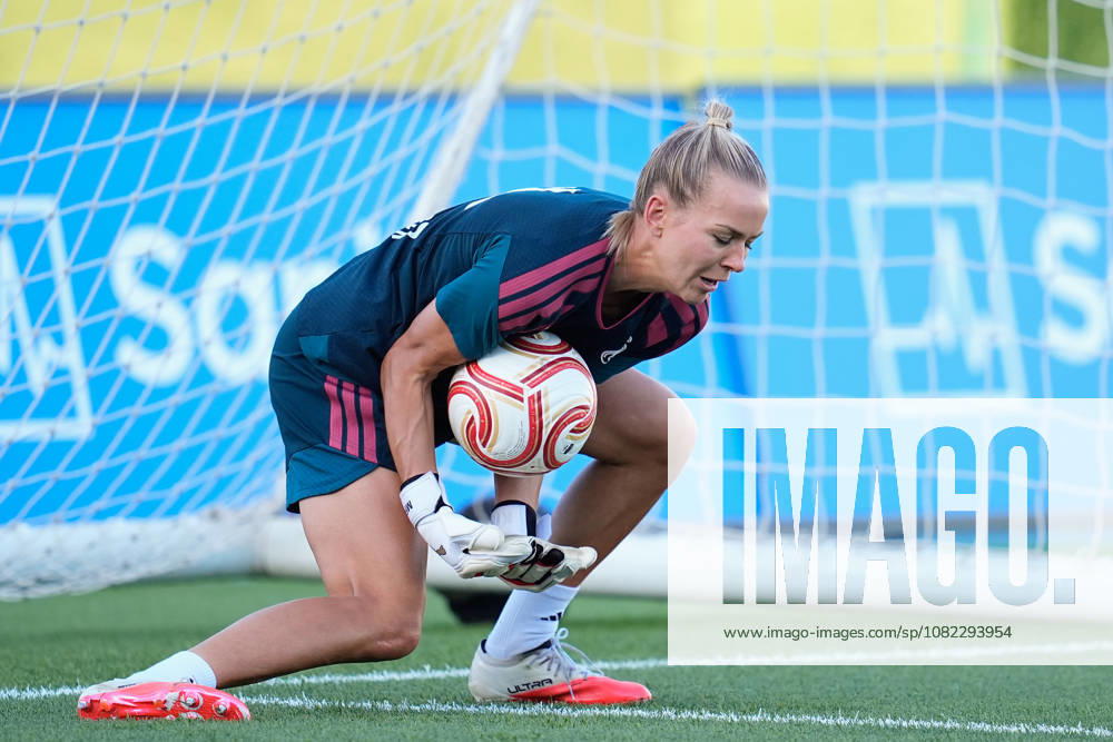 Merle Frohms of Real Madrid CF warms up during the UEFA Women s Champions League Third Qualifying Round Second Leg match between Real Madrid CF and Ajax at Alfredo Di Stefano stadium on September 02, 2026, in Valdebebas, Madrid, Spain. Real Madrid CF V Ajax - UEFA WomenÃ¢â‚¬â ¢S Champions League Third Qualifying Round Second Leg - ZUMAa181 20260902_zaa_a181_026