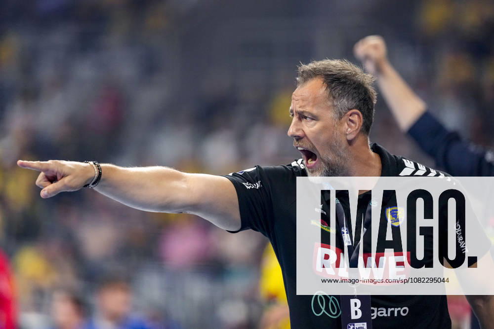 Maik Machulla, coach and head coach of the RNL, gives instructions, gestures, waves his arms, single frame, single photo, action, is angry, calls out, shouts, screaming, 02 09 2026, Mannheim, Germany, handball, Bundesliga, Rhein-Neckar Löwen vs. VfL Gummersbach