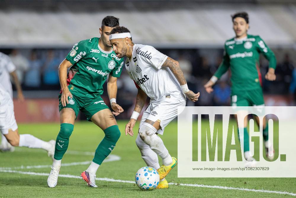 Santos?s midfielder 10 Neymar Jr controls the ball during a Copa do Brasil match between Santos FC vs Palmeiras, round 8, second leg at the Stadium Urbano Caldeira in Santos, Brazil. (Photo by Leo Barrilari Sports Press Photo)