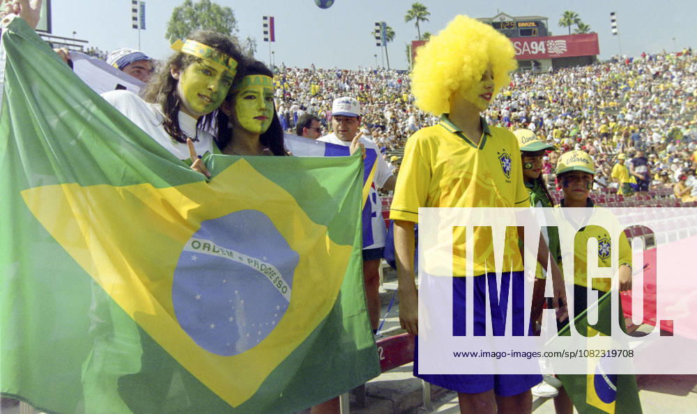 Soccer, 1994 FIFA World Cup USA, Semifinal, Sweden vs. Brazil 0–1 Brazilian fans with a flag in the stands at the Rose Bowl Photo BILDBYRAN M012 06 940713svebra scanx Sweden Brazil semifinal semi-final m012 06 Sweden vs. Brazil Sweden vs. Brazil dia bbeng soccer football soccer World Cup WC94 WC1994 WC 1994 soccer world cup FIFA World Cup 960713 world championships World Cup Rose Bowl Stadium Pasadena Los Angeles July 13, 1994