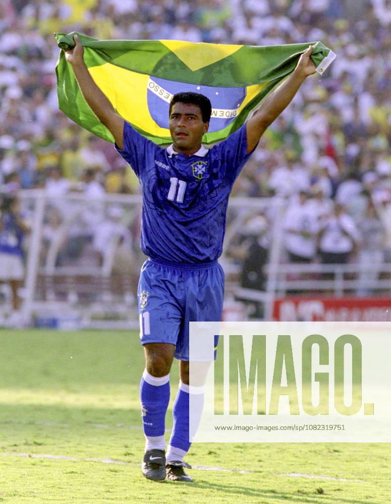 Soccer, 1994 FIFA World Cup in the U.S., Semifinal, Sweden vs. Brazil 0–1: Brazil’s Romário celebrates with a flag after the game. Photo: BILDBYRAN M012 06 940713svebra scanx Sweden Brazil semifinal semi-final m012 06 Sweden vs. Brazil Sweden vs. Brazil dia bbeng soccer football soccer World Cup WC94 WC1994 World Cup 1994 FIFA World Cup 960713 World Championships Rose Bowl Stadium Pasadena Los Angeles July 13, 1994