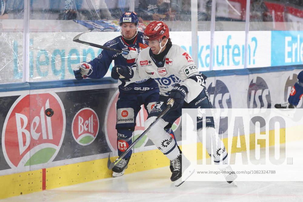 Zurich, SWITZERLAND, Swiss Life Arena, 2026–2027 Ice Hockey Season, Exhibition Game: ZSC Lions vs. Schwenninger Wild Wings, Jesper Froeden (ZSC Lions) vs. Thomas Schwemitsch (Wild Wings)