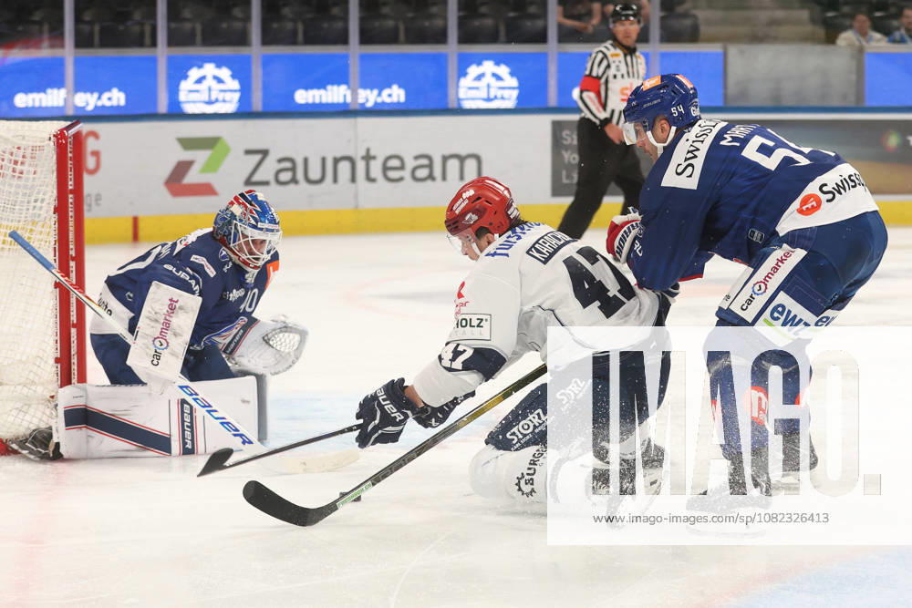 Zurich, SWITZERLAND, Swiss Life Arena, 2026–2027 Ice Hockey Season, Exhibition Game: ZSC Lions vs. Schwenninger Wild Wings, Alexander Karachun (Wild) vs. Christian Marti (ZSC Lions) in front of goaltender Robin Zumbuehl (ZSC Lions)