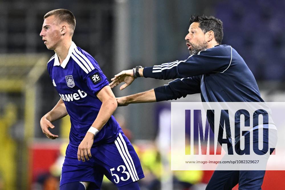 RSC Anderlecht v KV Kortrijk - Jupiler Pro League ANDERLECHT, BELGIUM - SEPTEMBER 03 : Ojea Noa forward of RSC Anderlecht and Bruno Vitor head coach of RSC Anderlecht during the Jupiler Pro League match between RSC Anderlecht and KV Kortrijk on September 3, 2026 in Anderlecht, Belgium, 03 09 2026 Anderlecht Belgium