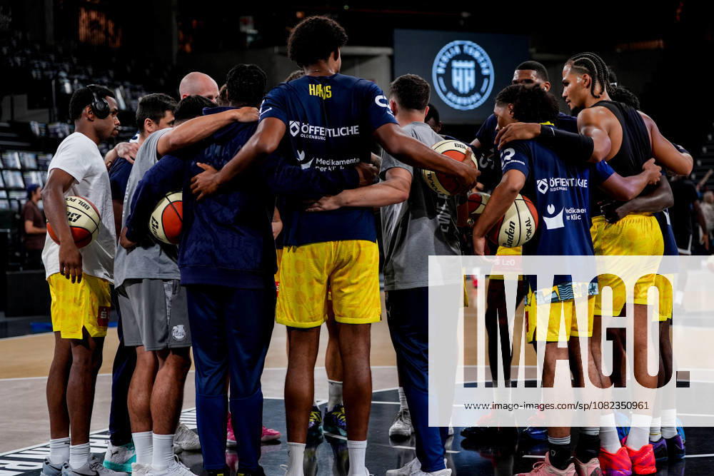 Germany s easyCredit BBL, Season Opener: Veolia Towers Hamburg vs. EWE Baskets Oldenburg at Inselpark Arena in Hamburg. The EWE Baskets Oldenburg team gathered in a circle before warming up.