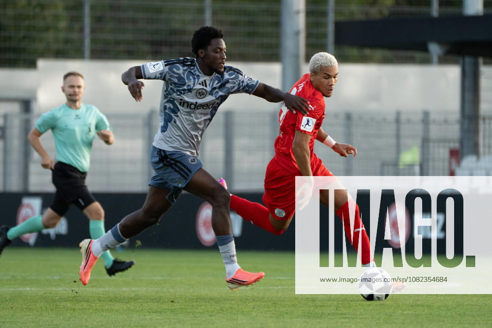 Regionalliga Southwest Soccer, Eintracht Frankfurt II vs. FC Astoria Walldorf; Derek Boakye Osei of Eintracht Frankfurt U21 and Kenny Freßle of FC Astoria Walldorf in a footrace in Dreieich