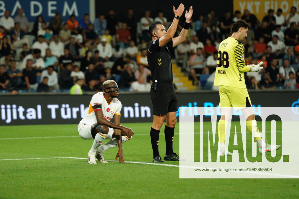 Victor Osimhen (C-L) of Galatasaray was injured and left the pitch during the Turkish Super League 2026 27 match between Basaksehir and Galatasaray at the Basaksehir Fatih Terim Stadium in Istanbul, Turkey, on September 4, 2026. Basaksehir Turkey - ZUMAu194 20260904_zip_u194_018