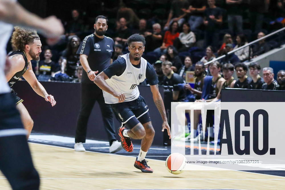 Basketball Exhibition Game: Basketball, Loewen Braunschweig vs. Bamberg Baskets,, from left: Mylik Wilson (Bamberg), 10 with the ball, Braunschweig