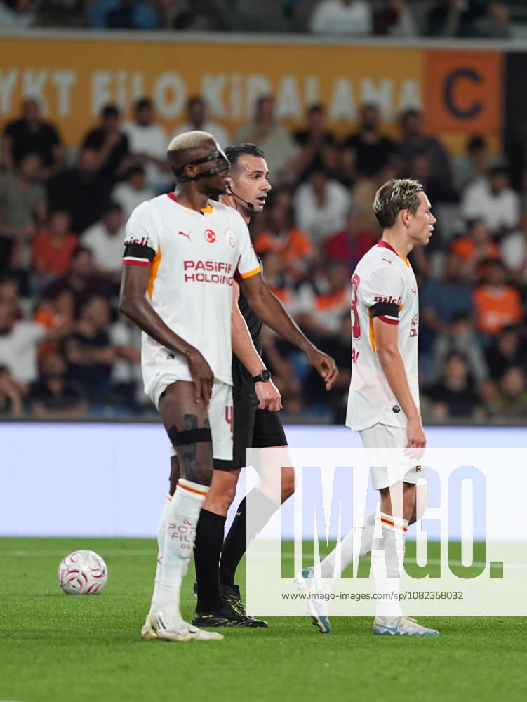 Istanbul Basaksehir v Galatasaray - Turkish Super Lig ISTANBUL, TURKIYE - SEPTEMBER 4: Victor Osimhen (45) of Galatasaray after having a small injury during the Turkish Super Lig 4th week football match between Istanbul Basaksehir and Galatasaray at Basaksehir Fatih Terim Stadium in Istanbul, Turkiye on September 4, 2026. Adem Kutucu Anadolu Istanbul Turkey. Editorial use only. Please get in touch for any other usage.