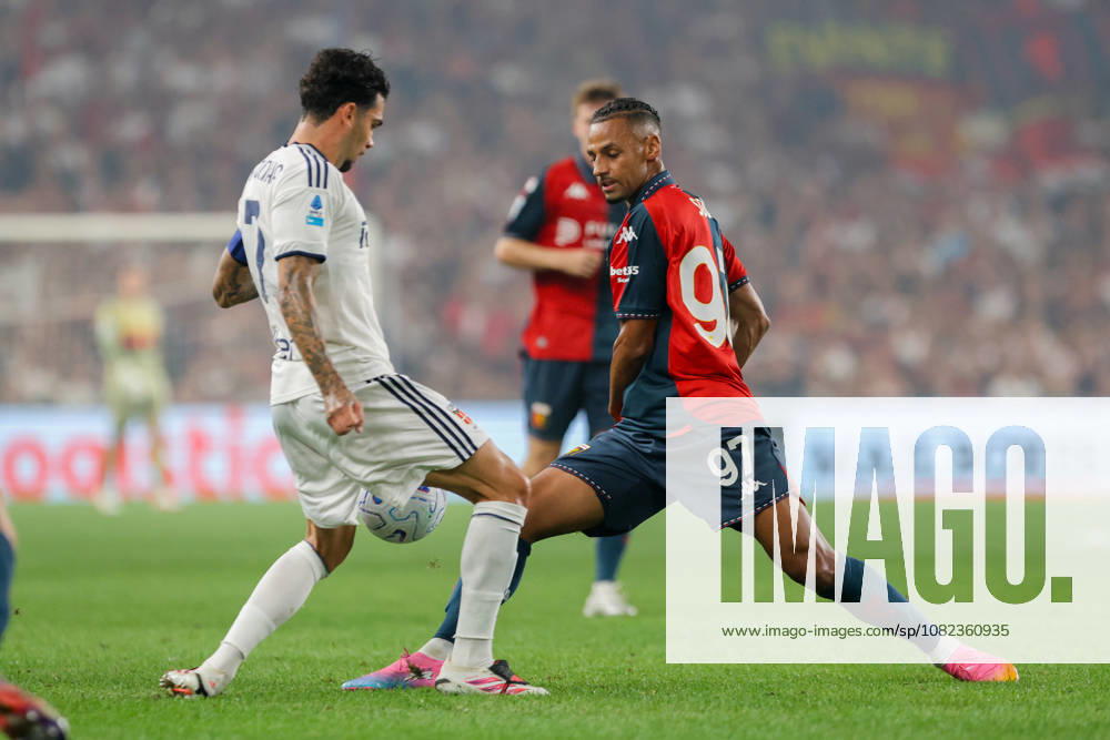 GenoaÕs Djibril Sow fights for the ball with ComoÕs Lucas Da Cunha during the Serie A soccer match between Genoa and Como at the Luigi Ferraris Stadium in Genoa, Italy - Friday, September 04, 2026. - Soccer .