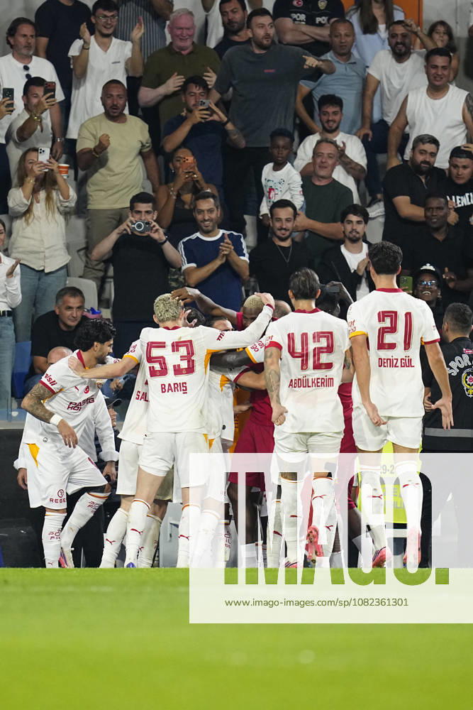 Istanbul Basaksehir FK v Galatasaray SK - Trendyol Super Lig ISTANBUL, TURKIYE - SEPTEMBER 04: Gabriel Sara of Galatasaray celebrates after scoring his team s third goal with his teammates during the Trendyol Super Lig match between Istanbul Basaksehir FK and Galatasaray SK at Basaksehir Fatih Terim Stadium on September 4, 2026 in Istanbul, Turkiye. Istanbul Basaksehir Fatih Terim Stadium Istanbul Turkiye