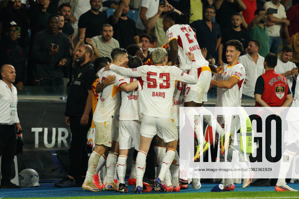 Gabriel Sara of Galatasaray celebrates with his teammates after scoring his team s third goal during the Turkish Super League 2026 27 match between Basaksehir and Galatasaray at the Basaksehir Fatih Terim Stadium in Istanbul, Turkey, on September 4, 2026. Basaksehir Turkey - ZUMAu194 20260904_zip_u194_034