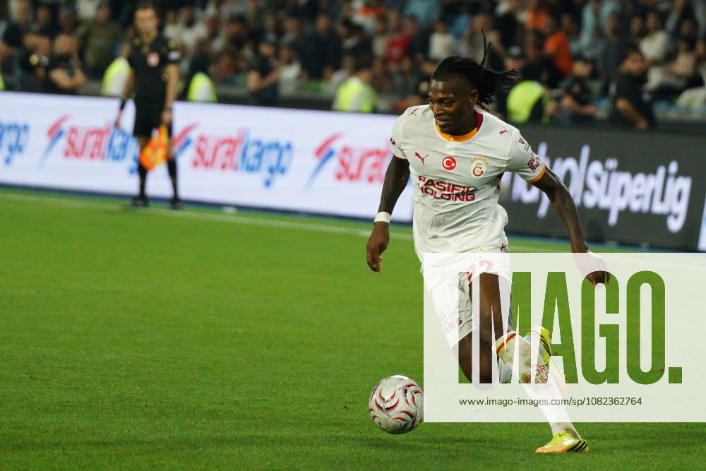 Rafael Leao (C) of Galatasaray controls the ball during the Turkish Super League 2026 27 match between Basaksehir and Galatasaray at the Basaksehir Fatih Terim Stadium in Istanbul, Turkey, on September 4, 2026. Basaksehir Turkey - ZUMAu194 20260904_zip_u194_045