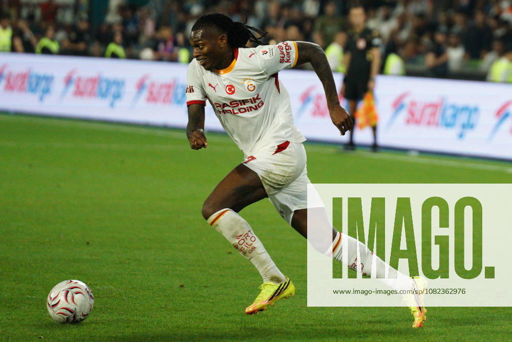 Rafael Leao (C) of Galatasaray controls the ball during the Turkish Super League 2026 27 match between Basaksehir and Galatasaray at the Basaksehir Fatih Terim Stadium in Istanbul, Turkey, on September 4, 2026. Basaksehir Turkey - ZUMAu194 20260904_zip_u194_046