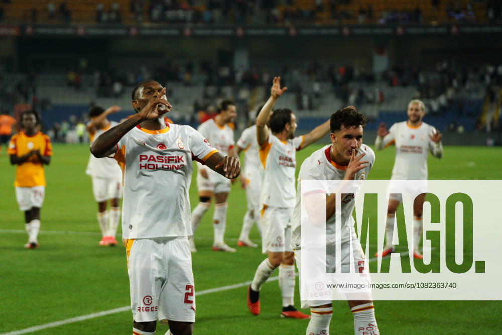 Rafael Leao (C-L) and Deniz Gul (C-R) of Galatasaray greets the fans after the Turkish Super League 2026 27 match between Basaksehir and Galatasaray at the Basaksehir Fatih Terim Stadium in Istanbul, Turkey, on September 4, 2026. Basaksehir Turkey - ZUMAu194 20260904_zip_u194_051