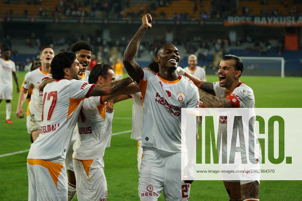 Rafael Leao (C) of Galatasaray with his teammates greets the fans after the Turkish Super League 2026 27 match between Basaksehir and Galatasaray at the Basaksehir Fatih Terim Stadium in Istanbul, Turkey, on September 4, 2026. Basaksehir Turkey - ZUMAu194 20260904_zip_u194_054