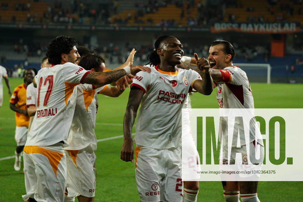 Rafael Leao (C) of Galatasaray with his teammates greets the fans after the Turkish Super League 2026 27 match between Basaksehir and Galatasaray at the Basaksehir Fatih Terim Stadium in Istanbul, Turkey, on September 4, 2026. Basaksehir Turkey - ZUMAu194 20260904_zip_u194_055