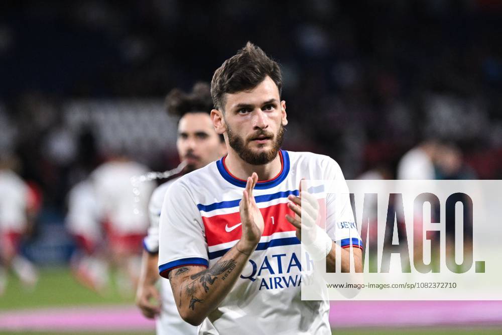 Ligue 1 PSG vs AS Monaco PARIS, FRANCE - SEPTEMBER 4, 2026: Paris Saint-Germains forward Khvicha Kvaratskhelia warms up before the French L1 football match between Paris Saint-Germain and AS Monaco at the Parc des Princes stadium in Paris on September 4, 2026. Paris ÃŽle-de-France FR