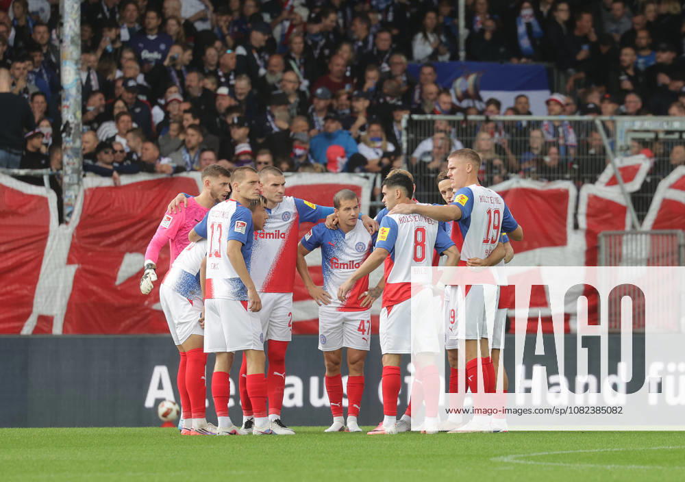 Holstein Kiel Team Circle, Special Jerseys for the 80th Anniversary of Schleswig-Holstein Soccer, Men s Team, 2026–2027 Season, 2. Bundesliga, Holstein Stadium, Holstein Kiel vs. 1. FC Nuremberg. DFL regulations prohibit any use of photographs as image sequences and or quasi-video.