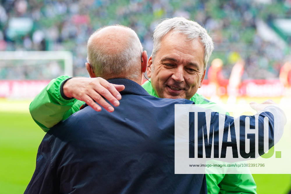 Thomas Schaaf congratulates stadium announcer Arnd Zeigler on his 25th anniversary with Werder Bremen, German Soccer, Bundesliga, 2026–27 Season, Matchday 2, September 5, 2026, Werder Bremen vs. RB Leipzig, Weserstadion, Bremen