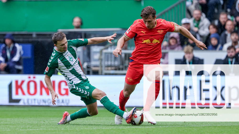 V li Youri Regeer of SV Werder Bremen, 44, and Willi Orban of RB Leipzig, 4, in a one-on-one battle, duel, dynamic moment, action, game scene, DFL REGULATIONS PROHIBIT ANY USE OF PHOTOGRAPHS AS SEQUENCE IMAGES AND OR VIDEO-LIKE PHOTO SERIES DFL REGULATIONS PROHIBIT ANY USE OF PHOTOGRAPHS AS IMAGE SEQUENCES AND OR VIDEO-LIKE PHOTO SERIES, May 9, 2026, Bremen, Germany, Soccer, Bundesliga, SV Werder Bremen vs. RB Leipzig