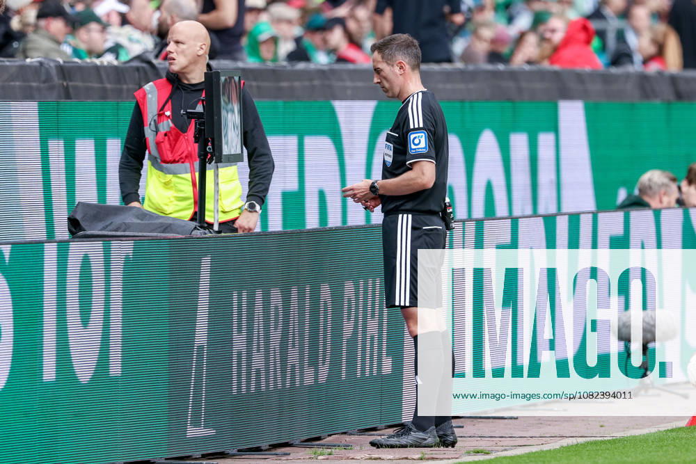 Referee Benjamin Brand reviews the penalty kick play on the screen, reviews and corrects his decision; video assistant, video review, video referee, video evidence, VAR, video assistant, video referee, Kölner Keller, Video Assistant Referee, VA, TV evidence, television evidence, THE DFL GUIDELINES PROHIBIT ANY USE OF PHOTOGRAPHS AS STILL IMAGES AND OR VIDEO-LIKE PHOTO SEQUENCES DFL REGULATIONS PROHIBIT ANY USE OF PHOTOGRAPHS AS IMAGE SEQUENCES AND OR QUASI-VIDEO, September 5, 2026, Bremen, Germany, Soccer, Bundesliga, SV Werder Bremen vs. RB Leipzig