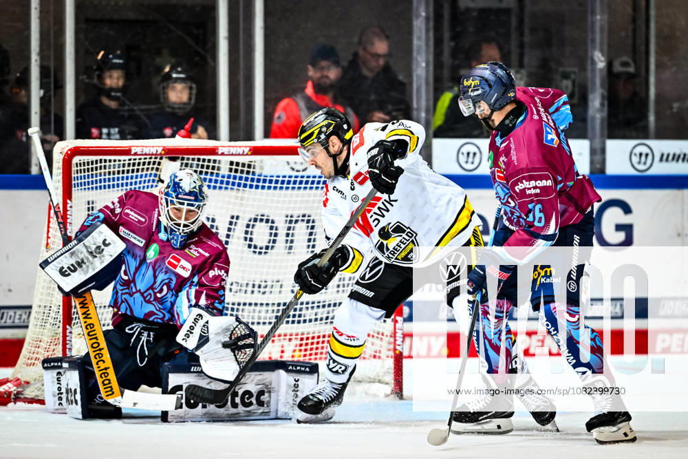 Mathew Santos, Krefeld Pinguine, 95; Hendrik Hane, Iserlohn Roosters, 32; Robin Norell, Iserlohn Roosters, 56, GER, Iserlohn Roosters vs. Krefeld Pinguine, Ice Hockey, Penny DEL, Exhibition Game, 2026–2027 Season, August 5, 2026, GER, Iserlohn Roosters vs. Krefeld Pinguine, Ice Hockey, Penny DEL, Exhibition Game, 2026–2027 Season, August 5, 2026, Iserlohn