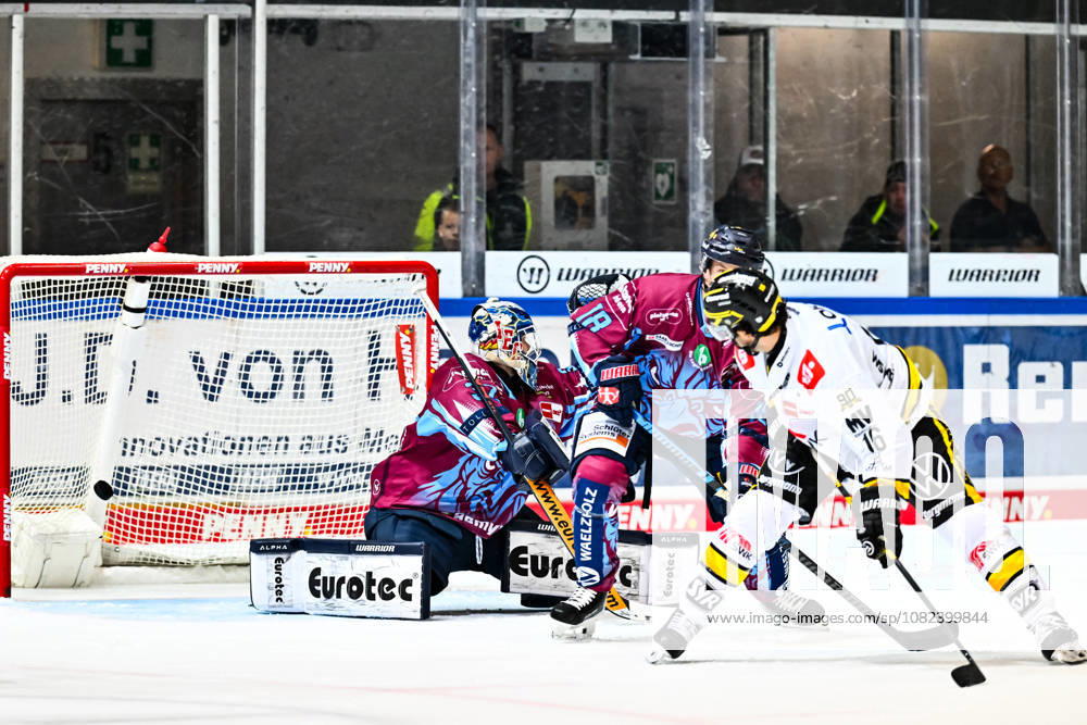 Goal celebration, cheers, joy from goal scorer Tanner Kero of the Krefeld Pinguine, 16 Lua Niehus of the Iserlohn Roosters, 18 Hendrik Hane of the Iserlohn Roosters, 32, GER, Iserlohn Roosters vs. Krefeld Pinguine, ice hockey, Penny DEL, exhibition game, 2026–2027 season, August 5, 2026, GER, Iserlohn Roosters vs. Krefeld Pinguine, ice hockey, Penny DEL, exhibition game, 2026–2027 season, August 5, 2026, Iserlohn