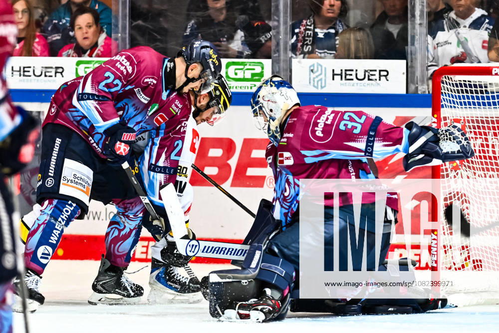 Daniel Neumann, Iserlohn Roosters, 22; Hendrik Hane, Iserlohn Roosters, 32; Yannick Proske, Krefeld Pinguine, 71, GER, Iserlohn Roosters vs. Krefeld Pinguine, Ice Hockey, Penny DEL, Exhibition Game, 2026–2027 Season, August 5, 2026, GER, Iserlohn Roosters vs. Krefeld Pinguine, Ice Hockey, Penny DEL, Exhibition Game, 2026–2027 Season, August 5, 2026, Iserlohn