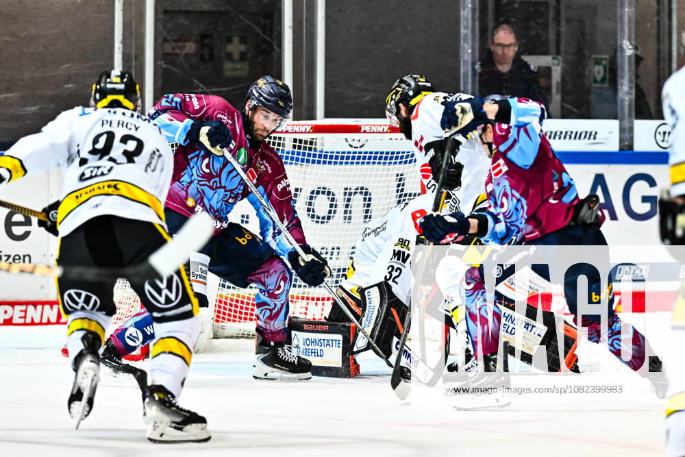 Justin Scott, Iserlohn Roosters, 20; Juha Jatkola, Krefeld Pinguine, 32; Stuart Percy, Krefeld Pinguine, 93, GER, Iserlohn Roosters vs. Krefeld Pinguine, Ice Hockey, Penny DEL, Exhibition Game, 2026–2027 Season, August 5, 2026, GER, Iserlohn Roosters vs. Krefeld Pinguine, Ice Hockey, Penny DEL, Exhibition Game, 2026–2027 Season, August 5, 2026, Iserlohn