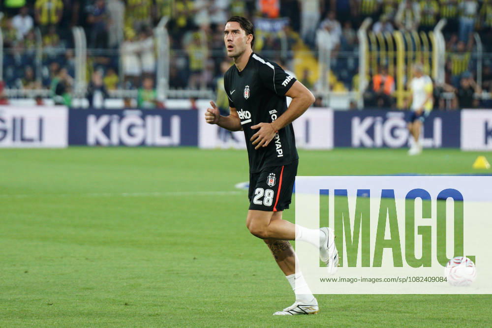Dusan Vlahovic (C) of Besiktas warms up before the Turkish Super League 2026 27 match between Fenerbahce and Besiktas at Sukru Saracoglu Stadium in Istanbul, Turkey, on September 5, 2026. Kadikoy Turkey - ZUMAu194 20260905_zip_u194_002