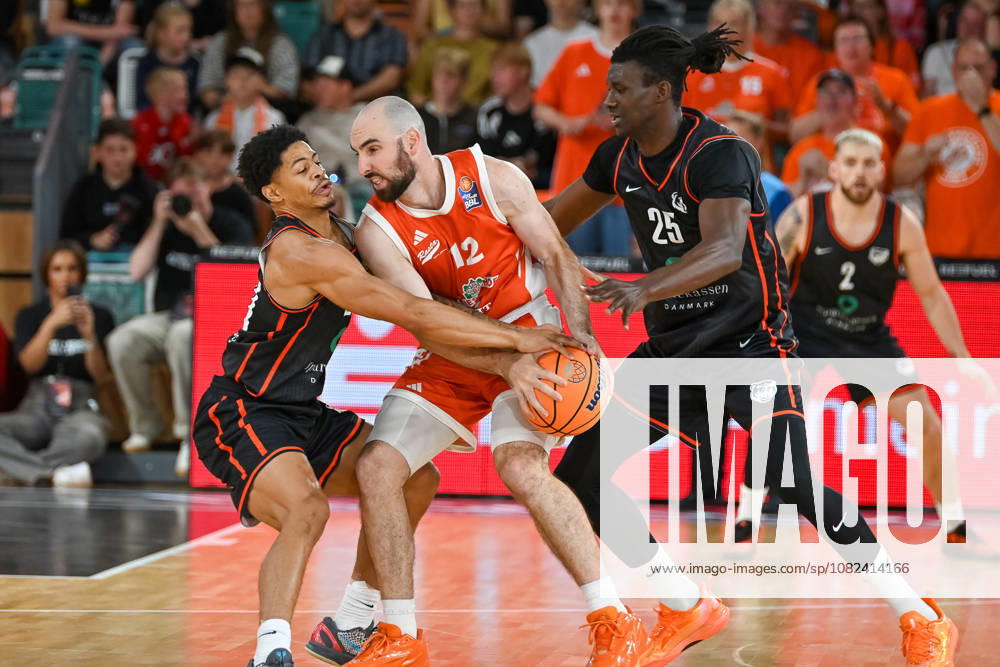 Tommy Kuse (RASTA Vechta), 12, with the ball against Miley Curey (Bakken Bears), 20, and Shaquille Rombey (Bakken Bears), 25; RASTA Vechta vs. Bakken Bears, exhibition game, 2026–2027 season, September 5, 2026, RASTA Vechta vs. Bakken Bears, exhibition game, 2026–2027 season, September 5, 2026, Vechta