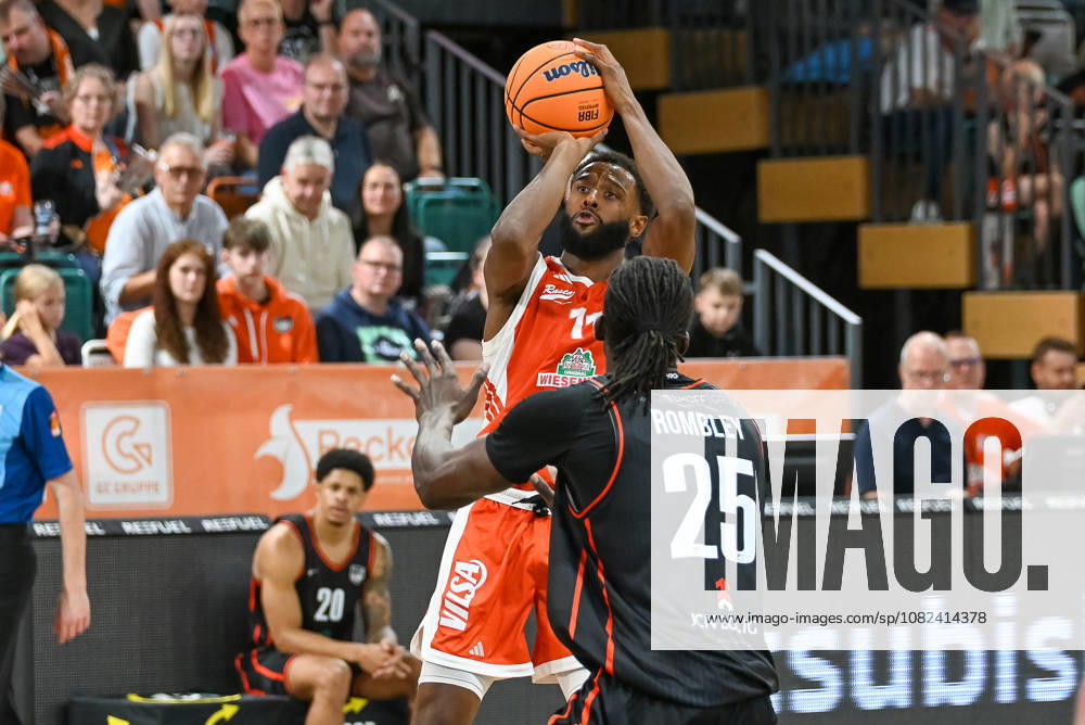 Matt Lewis, RASTA Vechta, 11 with the ball against Shaquille Rombley, Bakken Bears, 25 RASTA Vechta vs. Bakken Bears, exhibition game, 2026–2027 season, September 5, 2026, RASTA Vechta vs. Bakken Bears, exhibition game, 2026–2027 season, September 5, 2026, Vechta