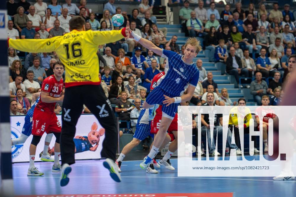 Nebojsa Simic, goalkeeper, MT Melsungen 16, Ellidi Snaer Vidarsson, pivot, VfL Gummersbach 4, VfL Gummersbach vs. MT Melsungen, Opel Handball Bundesliga, Men’s Division, Matchday 3, September 5, 2026, Gummersbach, North Rhine-Westphalia, Germany