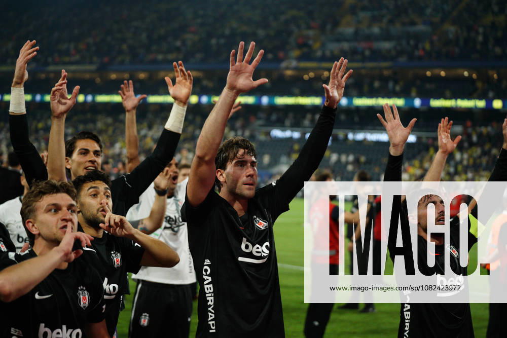 Dusan Vlahovic (C) of Besiktas with his teammates greets the fans after the Turkish Super League 2026 27 match between Fenerbahce and Besiktas at Sukru Saracoglu Stadium in Istanbul, Turkey, on September 5, 2026. Kadikoy Turkey - ZUMAu194 20260905_zip_u194_039