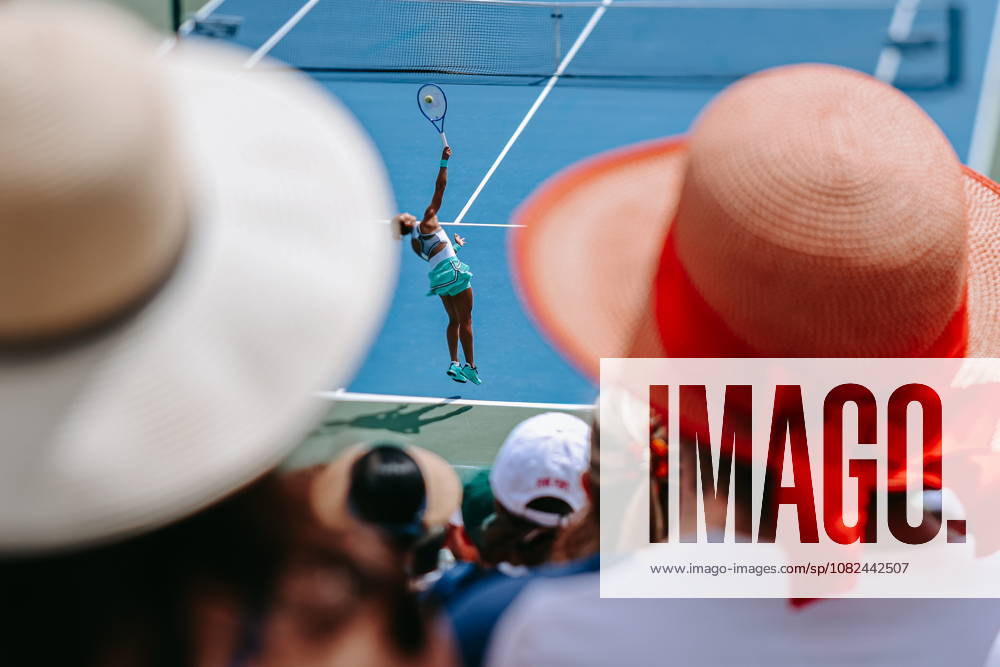 US Open tennis tournament - Day 7 Fans watch Qinwen Zheng (C) of China in action against Madison Keys of USA during the Women s Singles third round of the US Open Tennis Championships in Flushing Meadows, New York, USA, 05 September 2026. FLUSHING MEADOWS NEW YORK United States