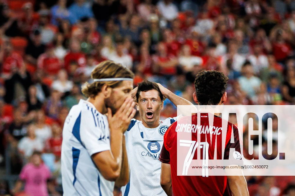 Chicago Fire FC s Robert Lewandowski (centre) reacts after missing a shot against Toronto FC during first half MLS, Fussball Herren, USA soccer action in Toronto, on Saturday, Sept. 5, 2026. Canada News - September 5, 2026 - ZUMAc35_ 20260905_zaf_c35_081